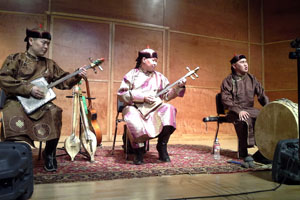Geography+students+attend+throat+singing+concert